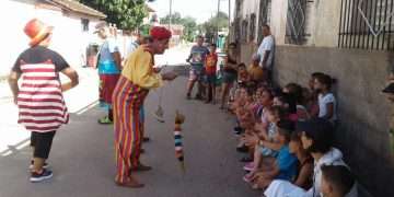 Payasos de la brigada Orígenes llevan su arte a los afectados.