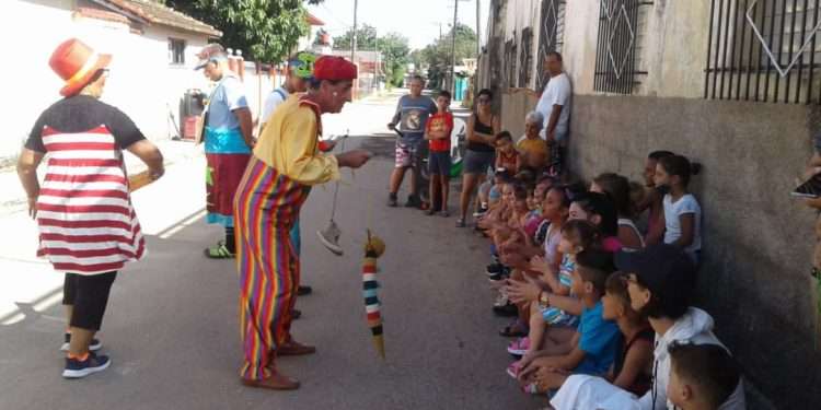 Payasos de la brigada Orígenes llevan su arte a los afectados.