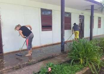 Entre maestros y padres borran de las escuelas las huellas de Ian
