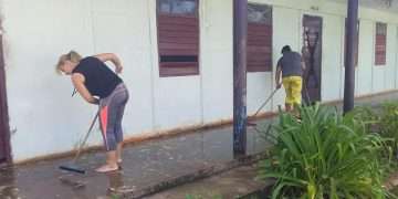 Entre maestros y padres borran de las escuelas las huellas de Ian