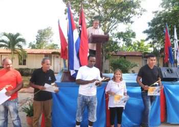 Homenaje a los constructores en su día