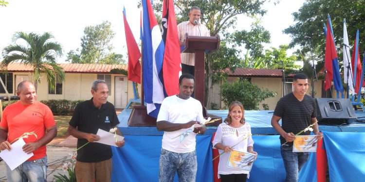 Homenaje a los constructores en su día