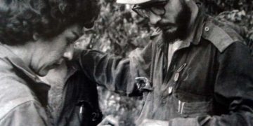 Celia Sánchez junto a Fidel en la Sierra Maestra. / Foto: Trabajadores
