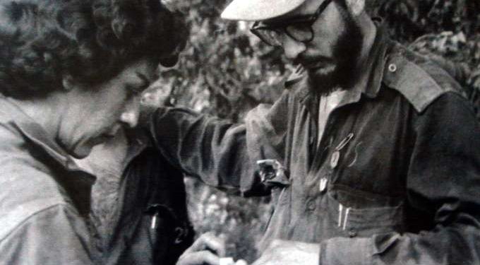 Celia Sánchez junto a Fidel en la Sierra Maestra. / Foto: Trabajadores