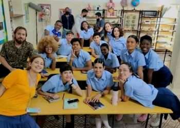 Amalia unto a parte del equipo de Calendario