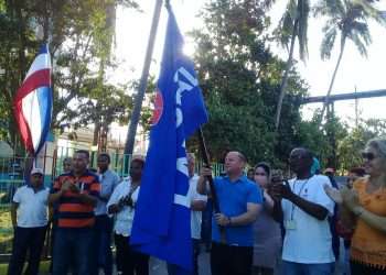El colectivo de la unidad 6 de la CTE Máximo Gómez, recibió la Bandera Proeza Laboral / Fotos: Yusmary Romero