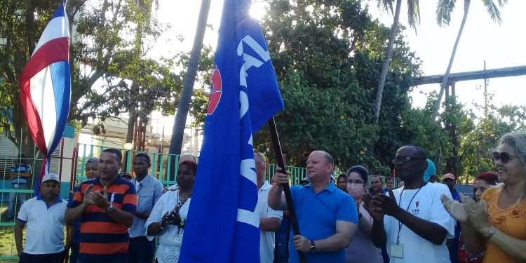 El colectivo de la unidad 6 de la CTE Máximo Gómez, recibió la Bandera Proeza Laboral / Fotos: Yusmary Romero