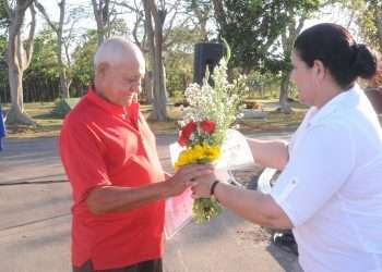 Gustavo Echevarría Rivero, con 50 años de trabajo ininterrumpido en el Partido, recibió el reconocimiento de manos de Gladys Martínez Verdecia, integrante del Buró Político y Primera Secretaria del Partido en la provincia / Foto: Otoniel Márquez