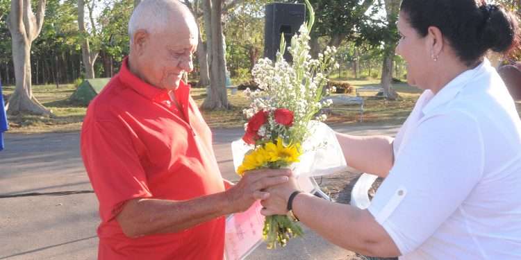 Gustavo Echevarría Rivero, con 50 años de trabajo ininterrumpido en el Partido, recibió el reconocimiento de manos de Gladys Martínez Verdecia, integrante del Buró Político y Primera Secretaria del Partido en la provincia / Foto: Otoniel Márquez