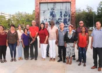 El vigor de Jesús Menéndez Larrondo reluce desde este lunes en el pecho de trabajadores artemiseños / Fotos: Otoniel Márquez