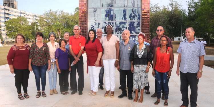 El vigor de Jesús Menéndez Larrondo reluce desde este lunes en el pecho de trabajadores artemiseños / Fotos: Otoniel Márquez
