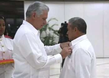 recibe-condecoracion-heroe-trabajo