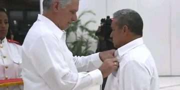 recibe-condecoracion-heroe-trabajo