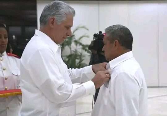 recibe-condecoracion-heroe-trabajo