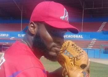 Geonel Gutiérrez lanzó un juego perfecto ante Industriales y repartió siete ponches en los 15 turnos al bate