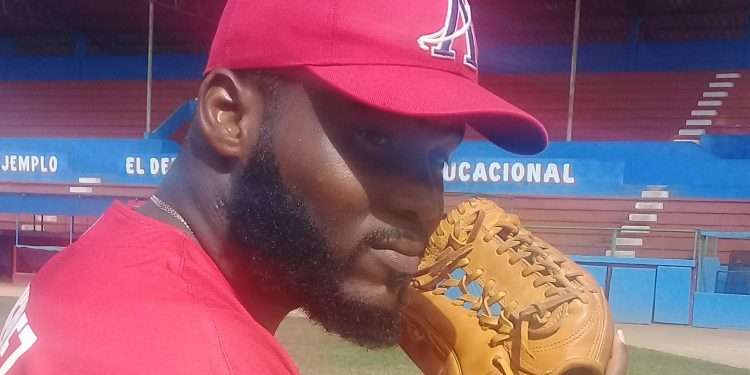 Geonel Gutiérrez lanzó un juego perfecto ante Industriales y repartió siete ponches en los 15 turnos al bate