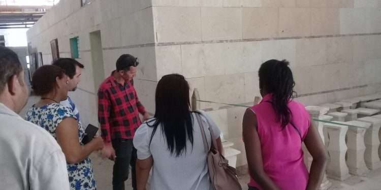 En la extracción y procesamiento de piedra jaimanita, una UEB marieleña