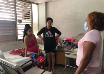 Entregan valija a primer bebé nacido este cinco de junio en Artemisa