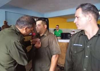 Ascensos y condecoraciones a combatientes del honor