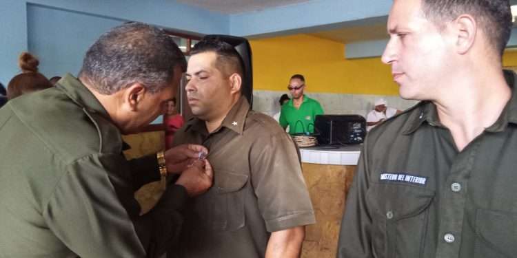 Ascensos y condecoraciones a combatientes del honor