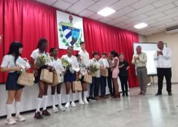 Más maestros para educar e instruir