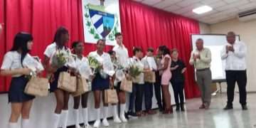 Más maestros para educar e instruir