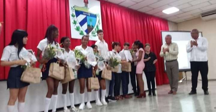 Más maestros para educar e instruir