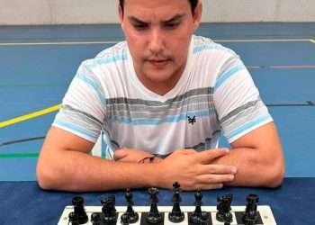 Maestro en un juego de guerra