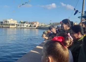 Rosas y compromiso en homenaje a Camilo