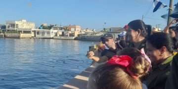 Rosas y compromiso en homenaje a Camilo