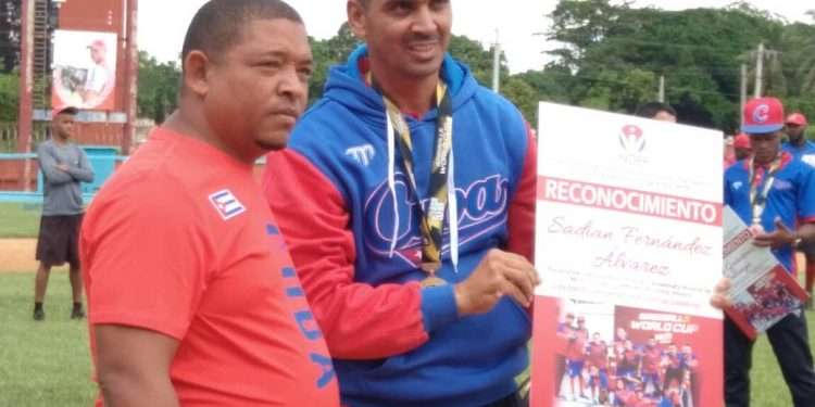 Autoridades del Partido, el Inder y la FMC, reconocieron a los muchachos del oro en Béisbol 5