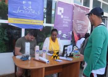 Feria tecnológica comercial en bulevar artemiseño