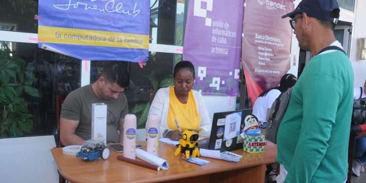 Feria tecnológica comercial en bulevar artemiseño