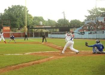 A león que no quiere ser cazado, dos flechazos