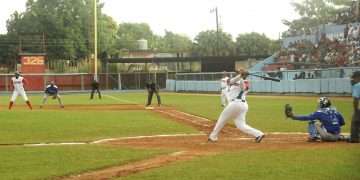 A león que no quiere ser cazado, dos flechazos