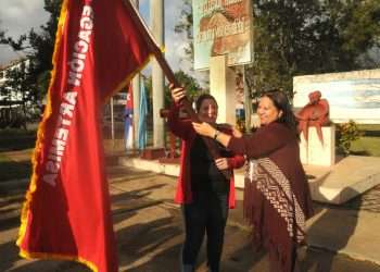 Las Federadas artemiseñas recibieron su estandarte de manos de Teresa Amarelle Boue / Fotos: Otoniel Márquez