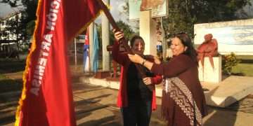 Las Federadas artemiseñas recibieron su estandarte de manos de Teresa Amarelle Boue / Fotos: Otoniel Márquez