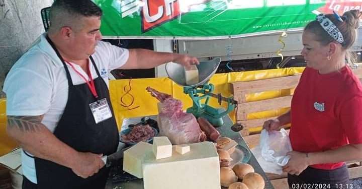 Desde la UEB Santa Cruz llegaron con variedad de productos