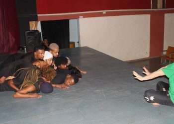 El bailarín mexicano Víctor Hugo trabaja de conjunto con NC Dance en el montaje de una nueva obra