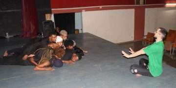 El bailarín mexicano Víctor Hugo trabaja de conjunto con NC Dance en el montaje de una nueva obra