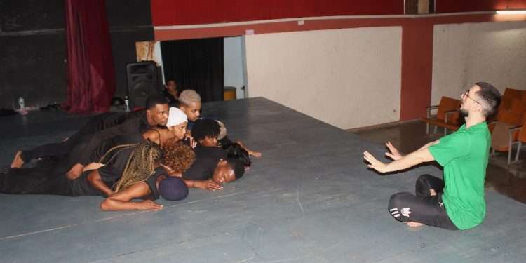 El bailarín mexicano Víctor Hugo trabaja de conjunto con NC Dance en el montaje de una nueva obra