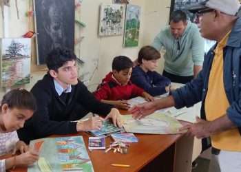 Omar y William junto a los estudiantes marieleños ganadores del certamen