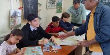 Omar y William junto a los estudiantes marieleños ganadores del certamen