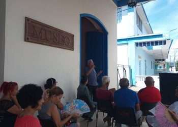 Con un enfoque histórico se abordan las particularidades del bolero, surgido en Santiago de Cuba en el siglo XIX