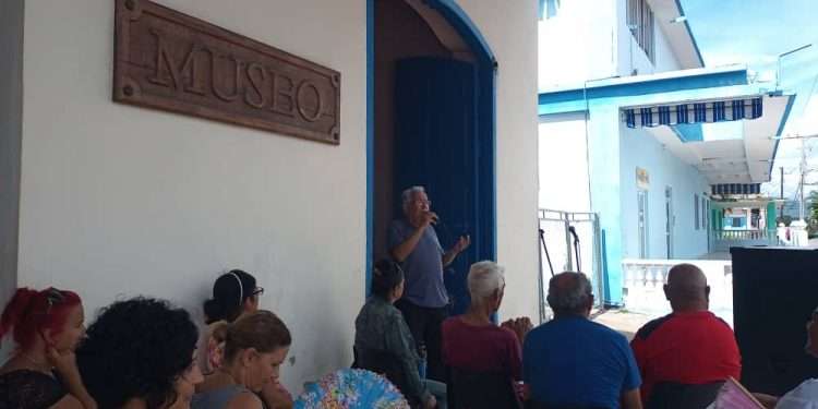 Con un enfoque histórico se abordan las particularidades del bolero, surgido en Santiago de Cuba en el siglo XIX