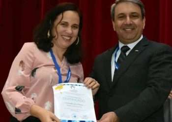 La rectora de la Universidad, Dra Adianez Fernández Bermúdez, recibió el reconocimiento