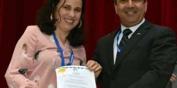 La rectora de la Universidad, Dra Adianez Fernández Bermúdez, recibió el reconocimiento