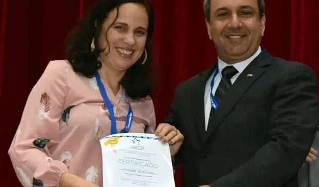La rectora de la Universidad, Dra Adianez Fernández Bermúdez, recibió el reconocimiento