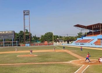 ¡Caballos amarrados en el Estadio 26 de Julio!