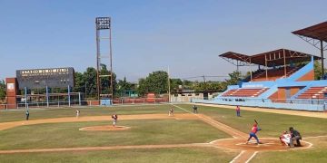 ¡Caballos amarrados en el Estadio 26 de Julio!